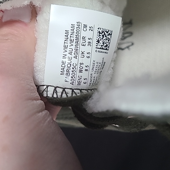 Converse All Star Hi tops fur lined. Unisex- M: 6.5 W: 8.5. New in box - Picture 5 of 7